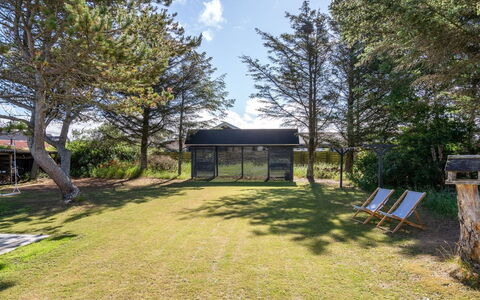 Shiva - 300M from the Sea: Tetto, Casa, Porta, Villetta, Shade, Raccordo, Cortile, Estate, Backyard