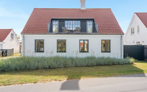 Shiva - 300M from the Sea: Tetto, Casa, Porta, Villetta, Shade, Raccordo, Cortile, Estate, Backyard