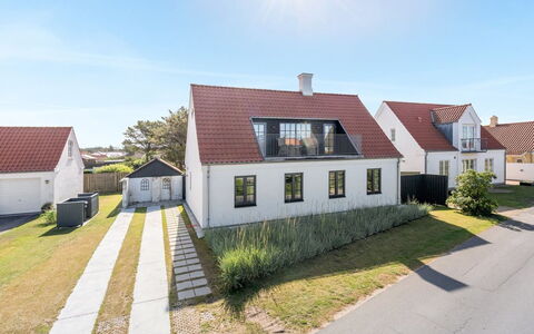 Shiva - 300M from the Sea: Tetto, Casa, Porta, Villetta, Shade, Raccordo, Cortile, Estate, Backyard