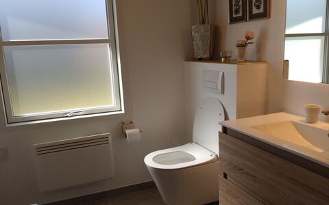Seraphina - 2Km from the Sea: Toilet Seat, Gabinetto, Idraulico Fixture, Parete, Pavimentazione, Bagno, Pavimento, Interior Design, Idraulico, Camera