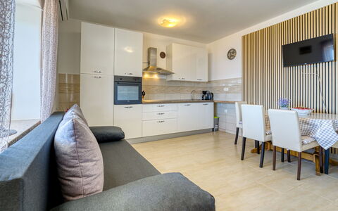 Edita: Mobilia, Interior Design, Pavimentazione, Pavimento, Legna, Divano, Soffitto, Camera, Soggiorno, Illuminazione