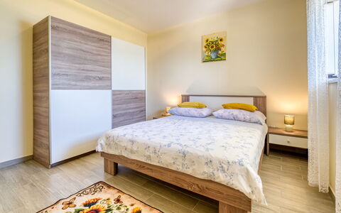 Edita: Letto, Mobilia, Camera Da Letto, Interior Design, Lenzuolo, Bedding, Legna, Pavimento, Biancheria, Pavimentazione