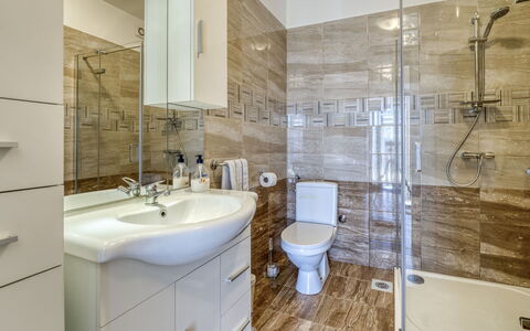 Edita: Bagno, Pavimentazione, Idraulico Fixture, Parete, Pavimento, Interior Design, Lavello, Gabinetto, Lavandino Del Bagno, Idraulico