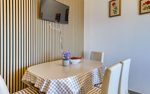 Edita: Mobilia, Interior Design, Tessile, Tavolo, Sedia, Camera, Illuminazione, Pavimentazione, Sala Da Pranzo, Pavimento
