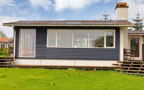Hoimar - 400M from the Sea: Tetto, Casa, Casa, Villetta, Porta, Raccordo, Deck, Portico, Plank, Latifoglie