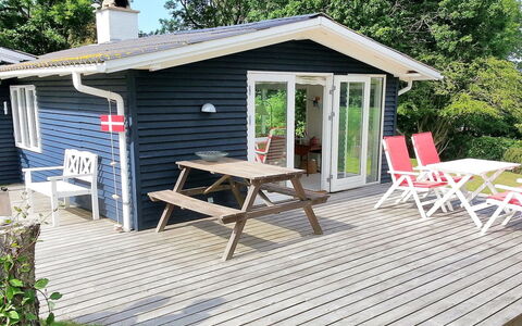 Hoimar - 400M from the Sea: Tetto, Casa, Casa, Villetta, Porta, Raccordo, Deck, Portico, Plank, Latifoglie