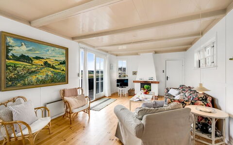 Jamie - 200M from the Sea: Soffitto, Pavimentazione, Interior Design, Pavimento, Materiale Composito, Mobilia, Ricorrere, Hotel, Design, Illuminazione Diurna
