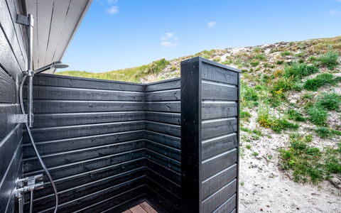 Jamie - 200M from the Sea: Soffitto, Pavimentazione, Interior Design, Pavimento, Materiale Composito, Mobilia, Ricorrere, Hotel, Design, Illuminazione Diurna