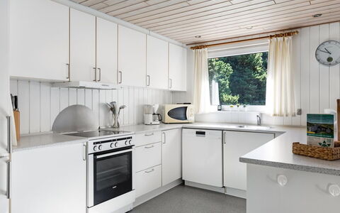 Maija - 1.4Km from the Sea: Cucina, Controsoffitto, Elettrodomestico Da Cucina, Interior Design, Pavimentazione, Soffitto, Apparecchio Major, Cabinetry, Casa, Elettrodomestico
