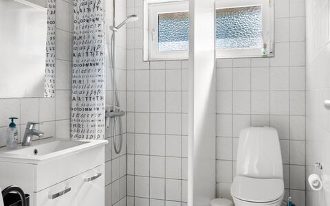 Maija - 1.4Km from the Sea: Bagno, Idraulico Fixture, Interior Design, Lavello, Pavimentazione, Gabinetto, Pavimento, Lavandino Del Bagno, Rubinetto, Idraulico