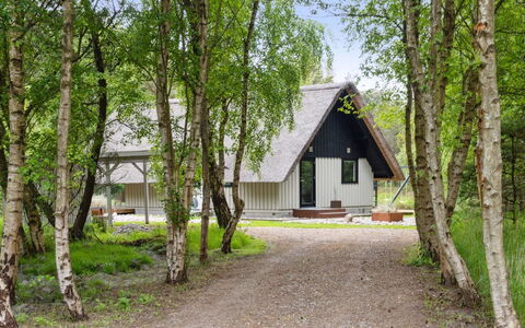 Aghwith - 1.2Km from the Sea: Zona Residenziale, Tetto, Sobborgo, Driveway, Estate, Camino