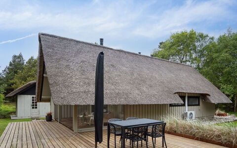 Aghwith - 1.2Km from the Sea: Zona Residenziale, Tetto, Sobborgo, Driveway, Estate, Camino