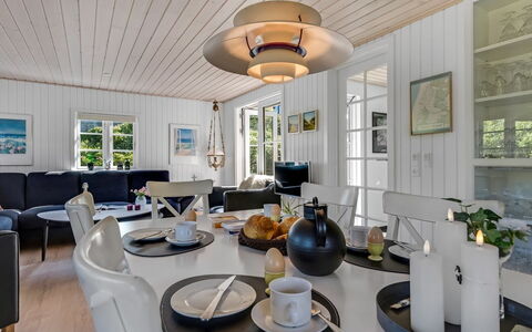 Soleil - 300M from the Sea: Casa, Interior Design, Mobilia, Soffitto, Sedia, Villetta, Lampada, Cucina & Sala Da Pranzo Tavolo, Soggiorno, Latifoglie