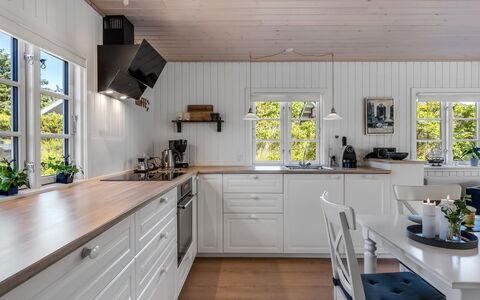 Soleil - 300M from the Sea: Legna, Pavimentazione, Cucina, Interior Design, Controsoffitto, Casa, Pavimento, Cabinetry, Pavimento In Legno, Mobilia