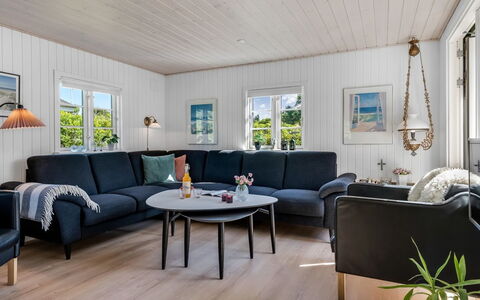 Soleil - 300M from the Sea: Casa, Soggiorno