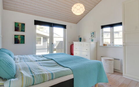 Soleil - 300M from the Sea: Mobilia, Interior Design, Camera Da Letto, Letto, Soffitto, Legna, Pavimentazione, Pavimento, Camera, Lenzuolo