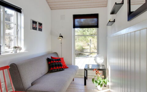 Soleil - 300M from the Sea: Mobilia, Pavimentazione, Legna, Interior Design, Pavimento, Soffitto, Casa, Illuminazione, Soggiorno, Camera