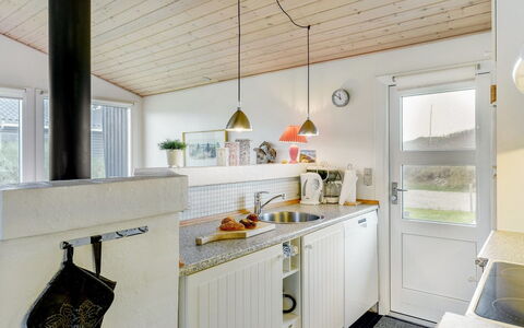 Galena - 100M from the Sea: Interior Design, Soffitto, Legna, Cucina, Pavimentazione, Controsoffitto, Lampada, Mobilia, Pavimento, Cabinetry