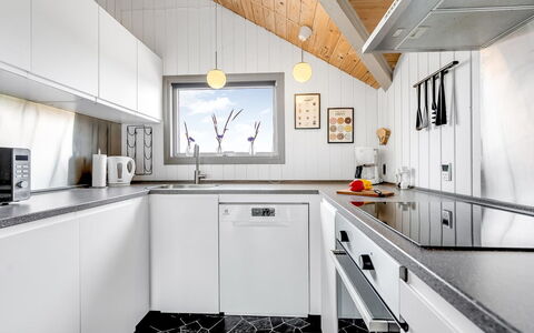 Valia - 400M to the Fjord: Cucina, Controsoffitto, Soffitto, Elettrodomestico Da Cucina, Interior Design, Apparecchio Major, Casa, Pavimentazione, Elettrodomestico, Lampada