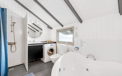 Valia - 400M to the Fjord: Idraulico Fixture, Soffitto, Pavimento, Pavimentazione, Interior Design, Casa, Idraulico, Rubinetto, Bagno, Vasca Da Bagno