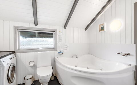 Valia - 400M to the Fjord: Idraulico Fixture, Soffitto, Pavimentazione, Interior Design, Pavimento, Bagno, Rubinetto, Idraulico, Vasca Da Bagno, Casa