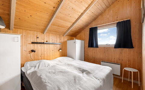 Valia - 400M to the Fjord: Legna, Camera Da Letto, Soffitto, Casa, Letto, Telaio Del Letto, Color Legno, Bedding, Latifoglie, Lenzuolo