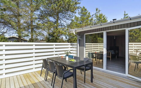 Afke - 900M from the Sea: Arbusto, Urban Design, Groundcover, Brick, Appartamento, Estate, Muratura, Balcone, Landscaping