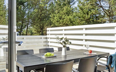 Afke - 900M from the Sea: Arbusto, Urban Design, Groundcover, Brick, Appartamento, Estate, Muratura, Balcone, Landscaping