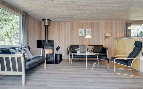 Afke - 900M from the Sea: Arbusto, Urban Design, Groundcover, Brick, Appartamento, Estate, Muratura, Balcone, Landscaping