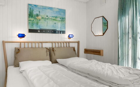 Eimi - 1.5Km from the Sea: Interior Design, Camera Da Letto, Legna, Letto, Pavimentazione, Mobilia, Pavimento, Bedding, Lenzuolo, Soffitto
