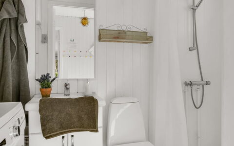 Eimi - 1.5Km from the Sea: Idraulico Fixture, Interior Design, Pavimentazione, Pavimento, Bagno, Idraulico, Camera, Gabinetto, Rubinetto, Lavello