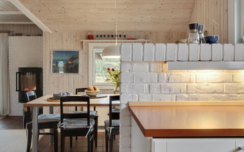 Annli - 1.5Km from the Sea: Mobilia, Pavimentazione, Interior Design, Legna, Cucina, Pavimento, Lampada, Controsoffitto, Soffitto, Illuminazione