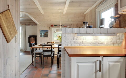 Annli - 1.5Km from the Sea: Mobilia, Pavimentazione, Interior Design, Legna, Pavimento, Cucina, Controsoffitto, Soffitto, Camera, Lampada