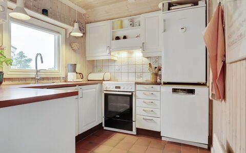 Annli - 1.5Km from the Sea: Cucina, Elettrodomestico Da Cucina, Controsoffitto, Pavimentazione, Apparecchio Major, Interior Design, Cabinetry, Legna, Elettrodomestico, Pavimento