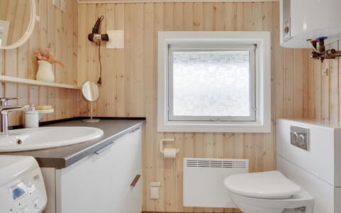 Annli - 1.5Km from the Sea: Parete, Legna, Idraulico Fixture, Pavimentazione, Pavimento, Lavello, Interior Design, Bagno, Rubinetto, Idraulico