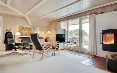 Annli - 1.5Km from the Sea: Interior Design, Mobilia, Pavimentazione, Legna, Soffitto, Pavimento, Soggiorno, Camera, Sedia, Casa