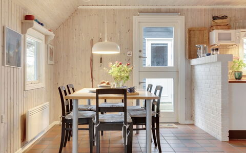 Annli - 1.5Km from the Sea: Mobilia, Interior Design, Pavimentazione, Parete, Pavimento, Legna, Lampada, Soffitto, Sala Da Pranzo, Cucina & Sala Da Pranzo Tavolo