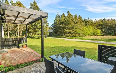 Thekla - 3Km from the Sea: Arbusto, Urban Design, Groundcover, Brick, Appartamento, Estate, Muratura, Balcone, Landscaping