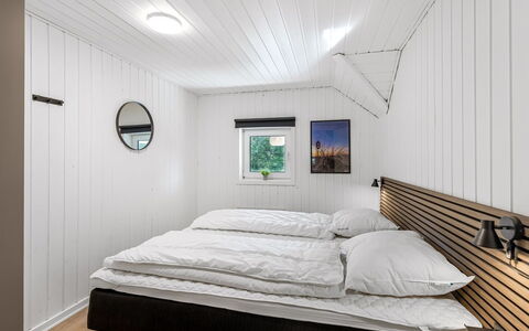 Sylvi - 1.7Km from the Sea: Legna, Soffitto, Camera Da Letto, Interior Design, Pavimentazione, Letto, Pavimento, Bedding, Telaio Del Letto, Lenzuolo