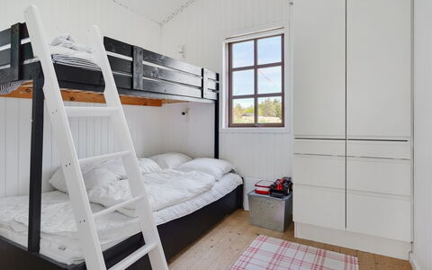 Ansberga - 1Km from the Sea: Letto A Castello, Legna, Pavimento, Camera Da Letto, Interior Design, Pavimentazione, Letto, Soffitto, Dormitorio, Appartamento