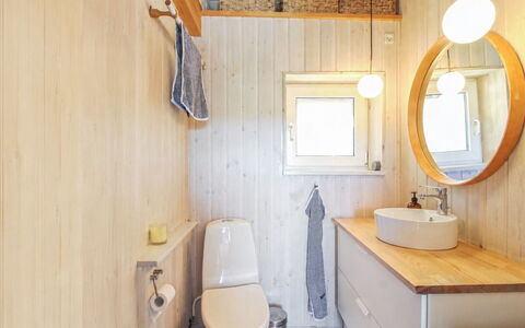 Athina - 200M from the Sea: Lavandino Del Bagno, Legna, Idraulico Fixture, Pavimentazione, Interior Design, Pavimento, Lavello, Bagno, Rubinetto, Soffitto