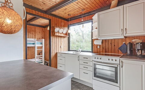 Maini - 600M from the Sea: Cucina, Legna, Soffitto, Interior Design, Controsoffitto, Elettrodomestico Da Cucina, Pavimentazione, Cabinetry, Mobilia, Cucina Stufa