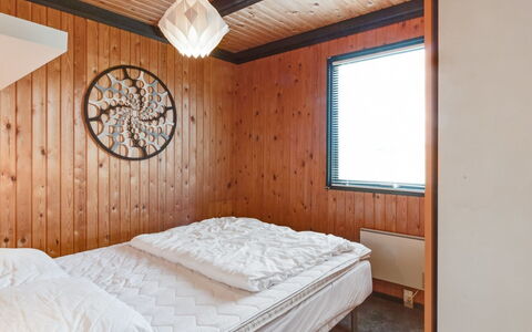 Maini - 600M from the Sea: Camera Da Letto, Legna, Letto, Lenzuolo, Soffitto, Pavimento, Interior Design, Bedding, Pavimentazione, Telaio Del Letto