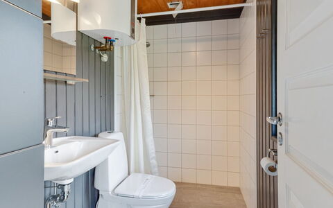 Maini - 600M from the Sea: Idraulico Fixture, Bagno, Parete, Pavimentazione, Lavandino Del Bagno, Lavello, Pavimento, Interior Design, Legna, Toilet Seat