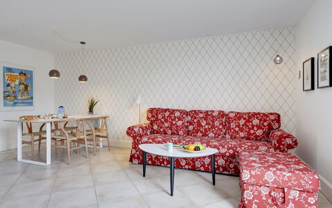 Aamunde - 100M from the Sea: Mobilia, Interior Design, Sedia, Pavimentazione, Tavolo, Ricorrere, Pavimento, Soffitto, Camera, Eco Hotel