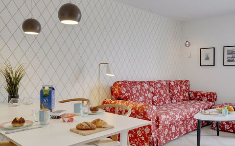 Aamunde - 100M from the Sea: Mobilia, Interior Design, Sedia, Pavimentazione, Tavolo, Ricorrere, Pavimento, Soffitto, Camera, Eco Hotel