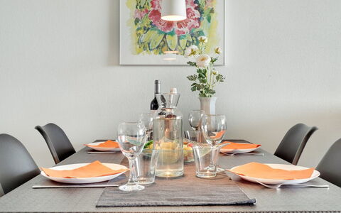 Rieterik - 50M from the Sea: Mobilia, Tavola, Tavolo, Interior Design, Sala Da Pranzo, Tovaglia, Serveware, Tessile, Biancheria, Cucina & Sala Da Pranzo Tavolo