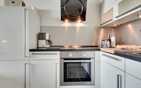 Rieterik - 50M from the Sea: Elettrodomestico Da Cucina, Cucina, Controsoffitto, Apparecchio Major, Cabinetry, Elettrodomestico, Cucina Stufa, Interior Design, Stufa, Legna