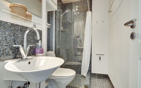 Rieterik - 50M from the Sea: Interior Design, Idraulico Fixture, Bagno, Pavimentazione, Lavandino Del Bagno, Pavimento, Lavello, Soffitto, Idraulico, Rubinetto