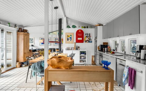 Linnea - 1Km from the Sea: Pavimentazione, Cucina, Interior Design, Pavimento, Mobilia, Soffitto, Controsoffitto, Camera, Sedia, Cabinetry